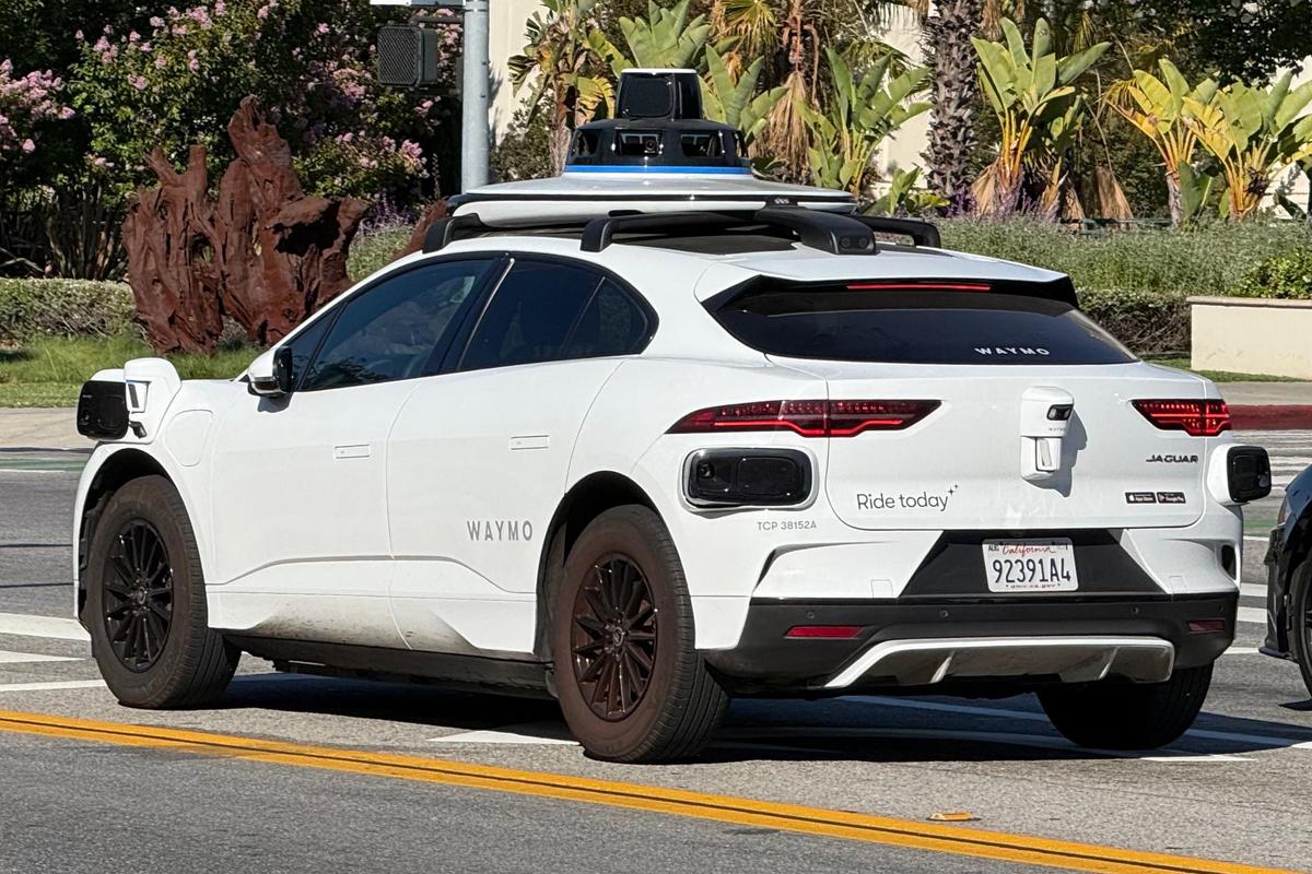Imagini cu mașina Waymo în Los Angeles