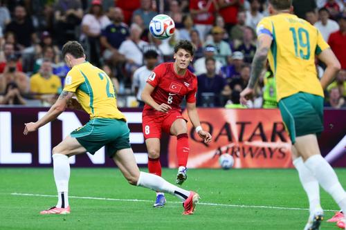 Arda Guler (în roșu) n-a avut spor în fața apărătorilor australieni / Foto: Imago