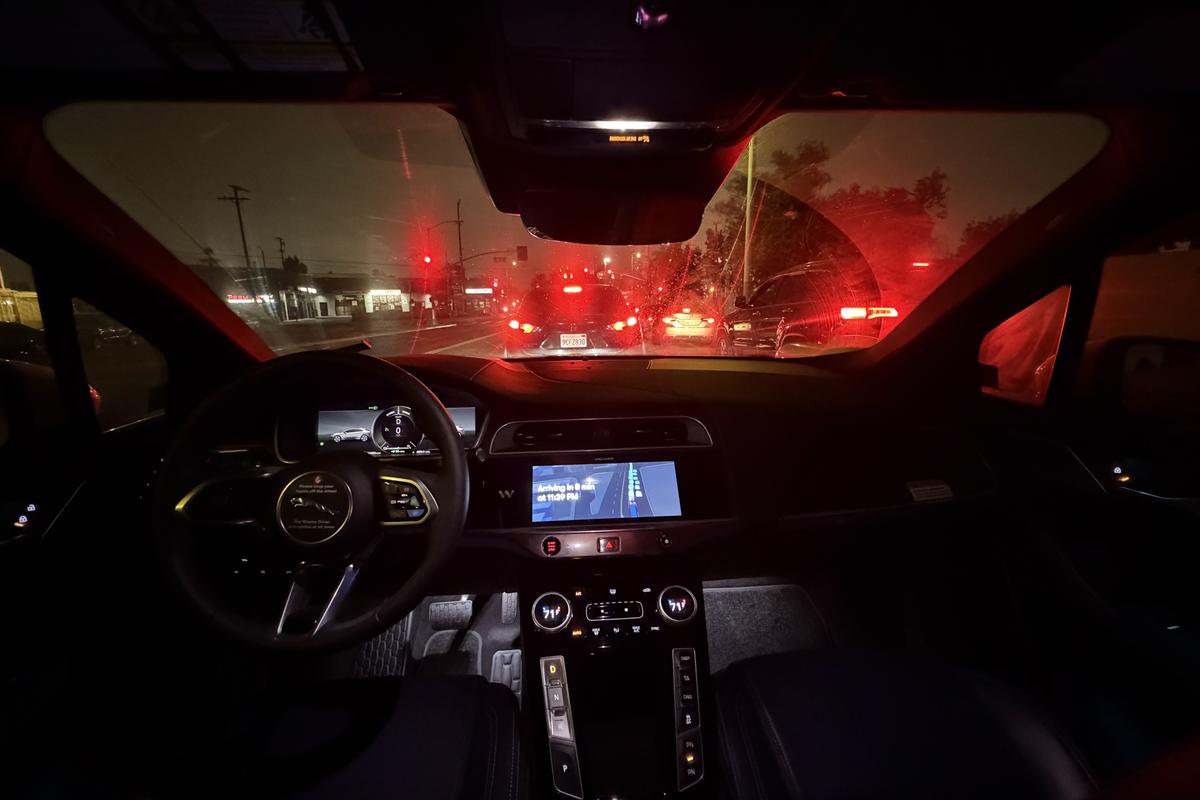 Imagini cu mașina Waymo în Los Angeles