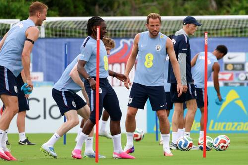 Harry Kane (nr. 8) și coechipierii s-au antrenat fără probleme în timpul zilei de sâmbătă, însă seara s-a dezlănțuit furtuna / Foto: Imago