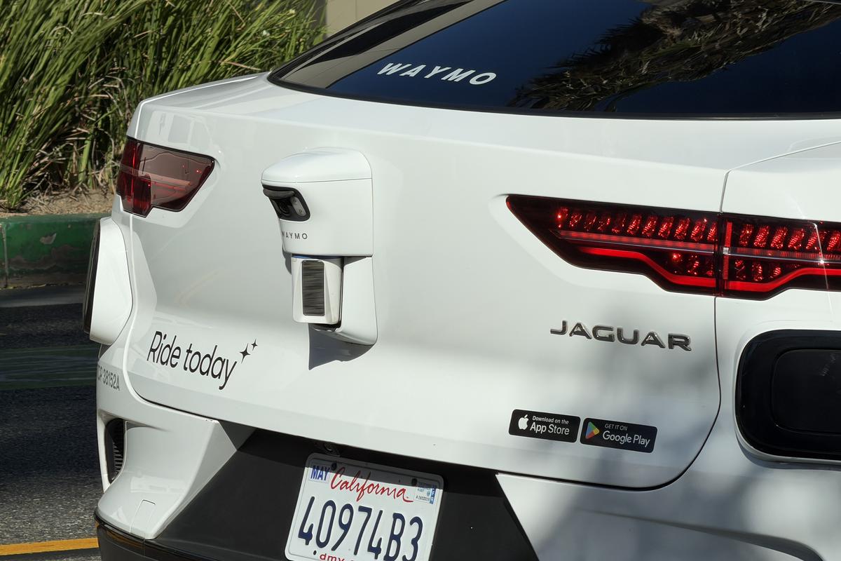 Imagini cu mașina Waymo în Los Angeles