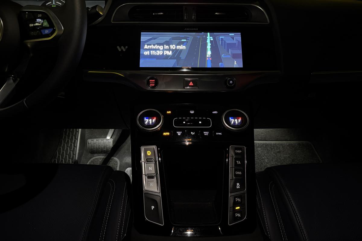 Imagini cu mașina Waymo în Los Angeles