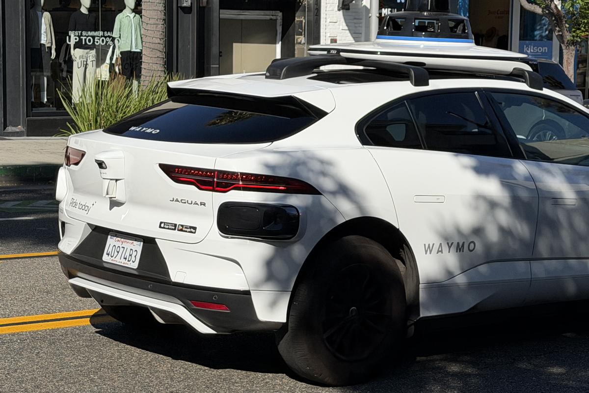 Imagini cu mașina Waymo în Los Angeles