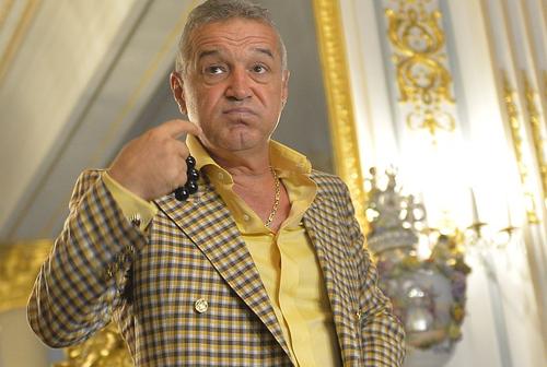 Gigi Becali și-a făcut un obicei din a-l schimba pe Adi Petre la pauză