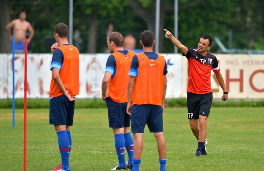 Toni Petrea (stânga) este noul antrenor principal de la FCSB