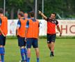 Toni Petrea (stânga) este noul antrenor principal de la FCSB