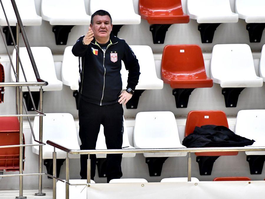 Marian Ștefan e un tip coleric, gata să facă orice pentru echipa sa FOTO sportpictures.eu Marian Ștefan, omul care conducea de 12 ani voleiul la Dinamo, s-a pensionat. ”E vremea celor mai tineri!”