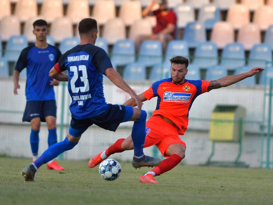 Cordea a jucat un singur meci în Italia ca senior, în 2018, în Serie C: Novara-Olbia 4-0, o partidă în care el a evoluat în ultimele zece minute Gigi tot inventează! Cum va arăta FCSB, după ce Becali a schimbat posturile jucătorilor