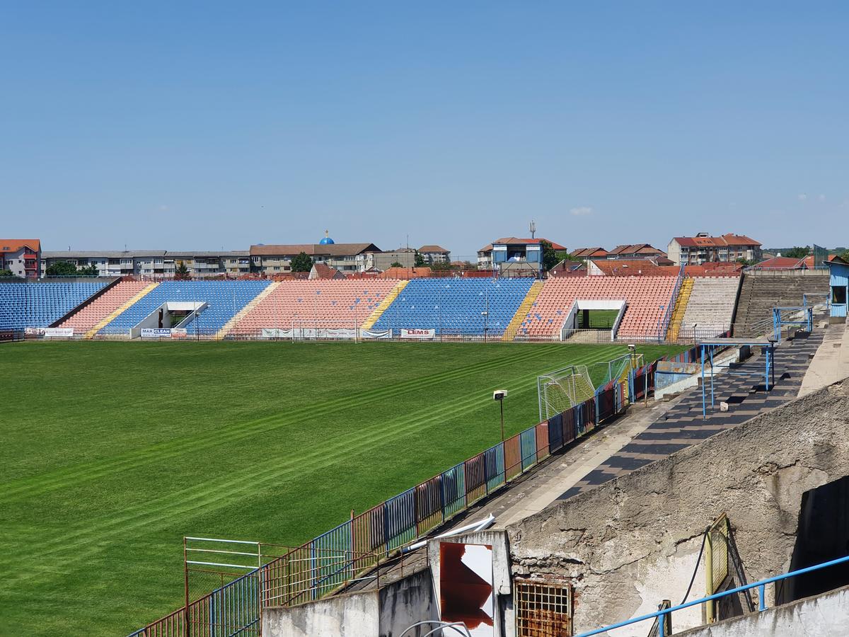 Trecutul cenușiu și prezentul colorat » Reportaj GSP la Oradea: „cade” vechiul stadion, va fi ridicat unul modern