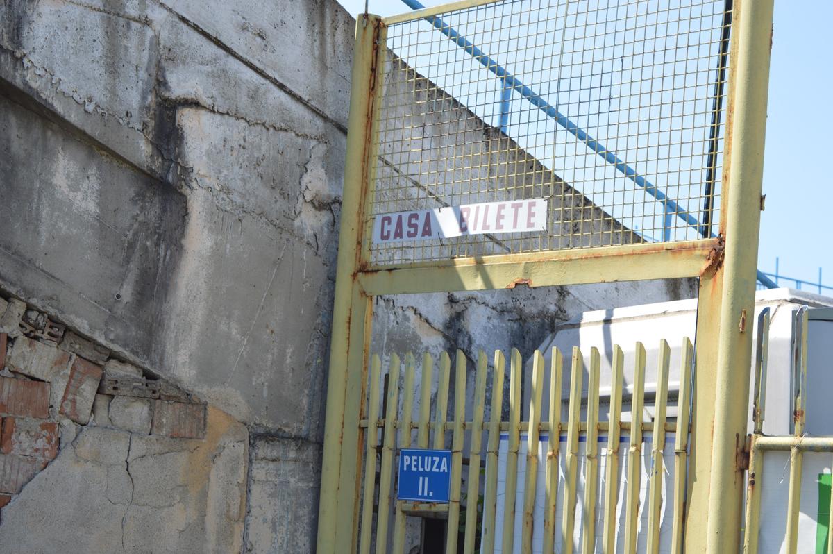 Trecutul cenușiu și prezentul colorat » Reportaj GSP la Oradea: „cade” vechiul stadion, va fi ridicat unul modern