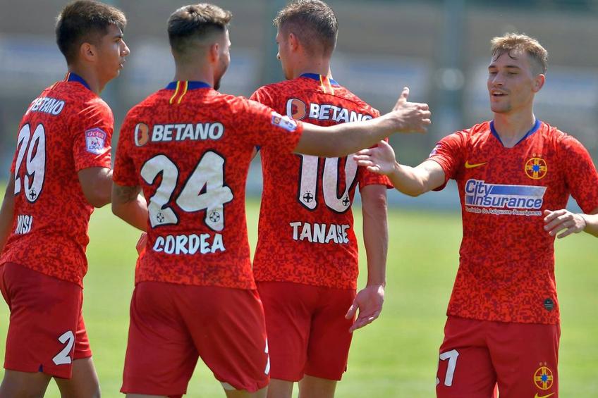 Darius Olaru (în dreapta) va rata startul noului sezon / Sursă foto: Facebook FCSB