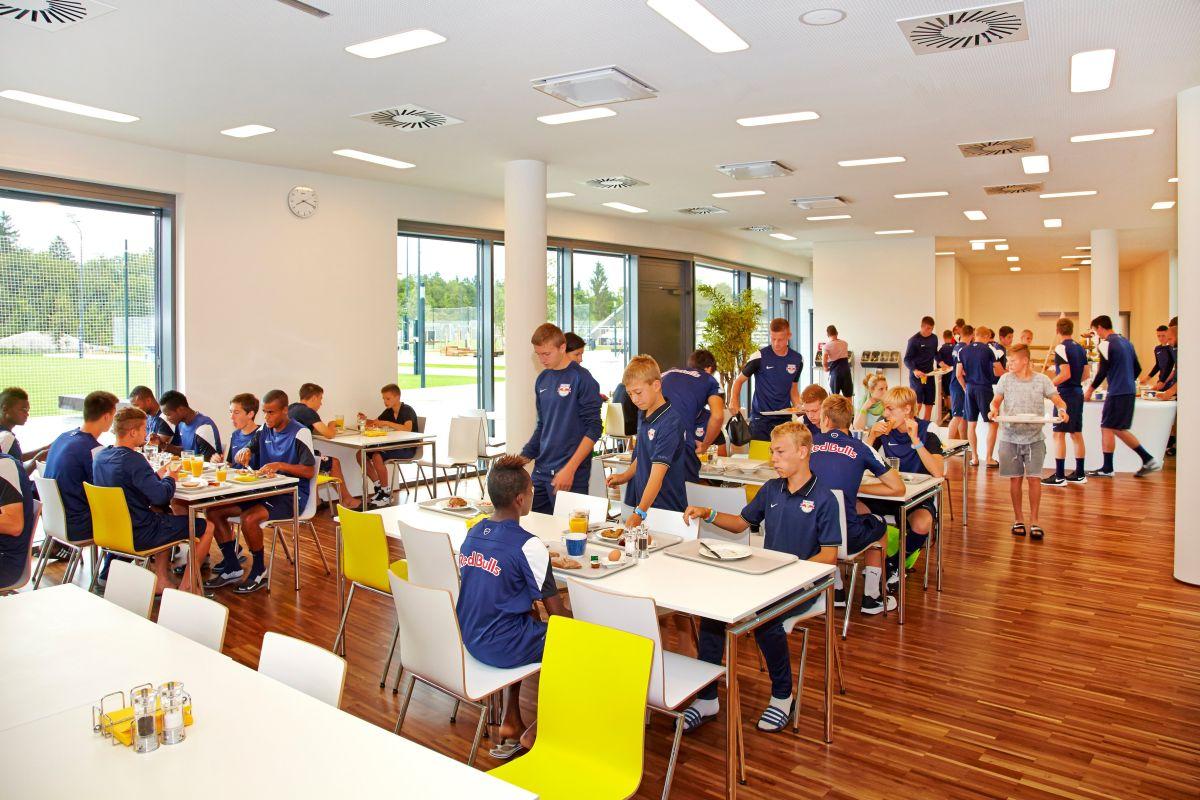 Industria Red Bull Salzburg » Reportaj de la fabrica de fotbaliști din Austria: condiții SF!
