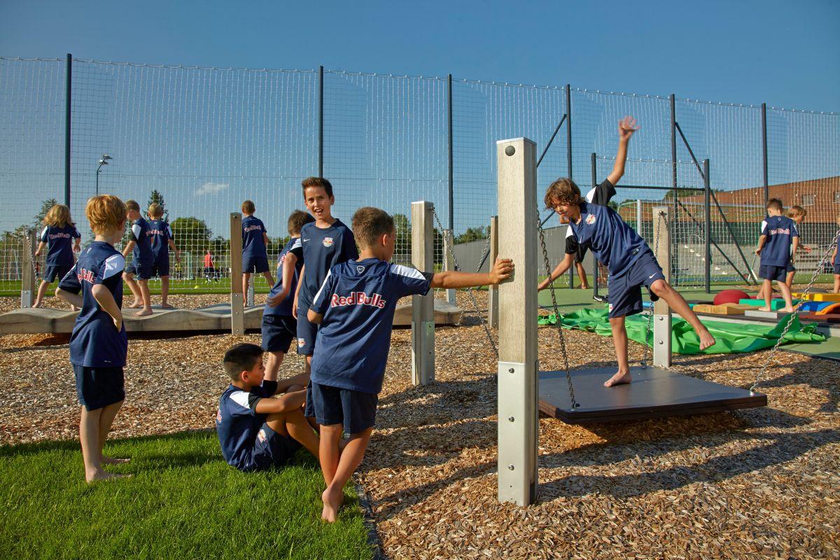 Industria Red Bull Salzburg » Reportaj de la fabrica de fotbaliști din Austria: condiții SF!