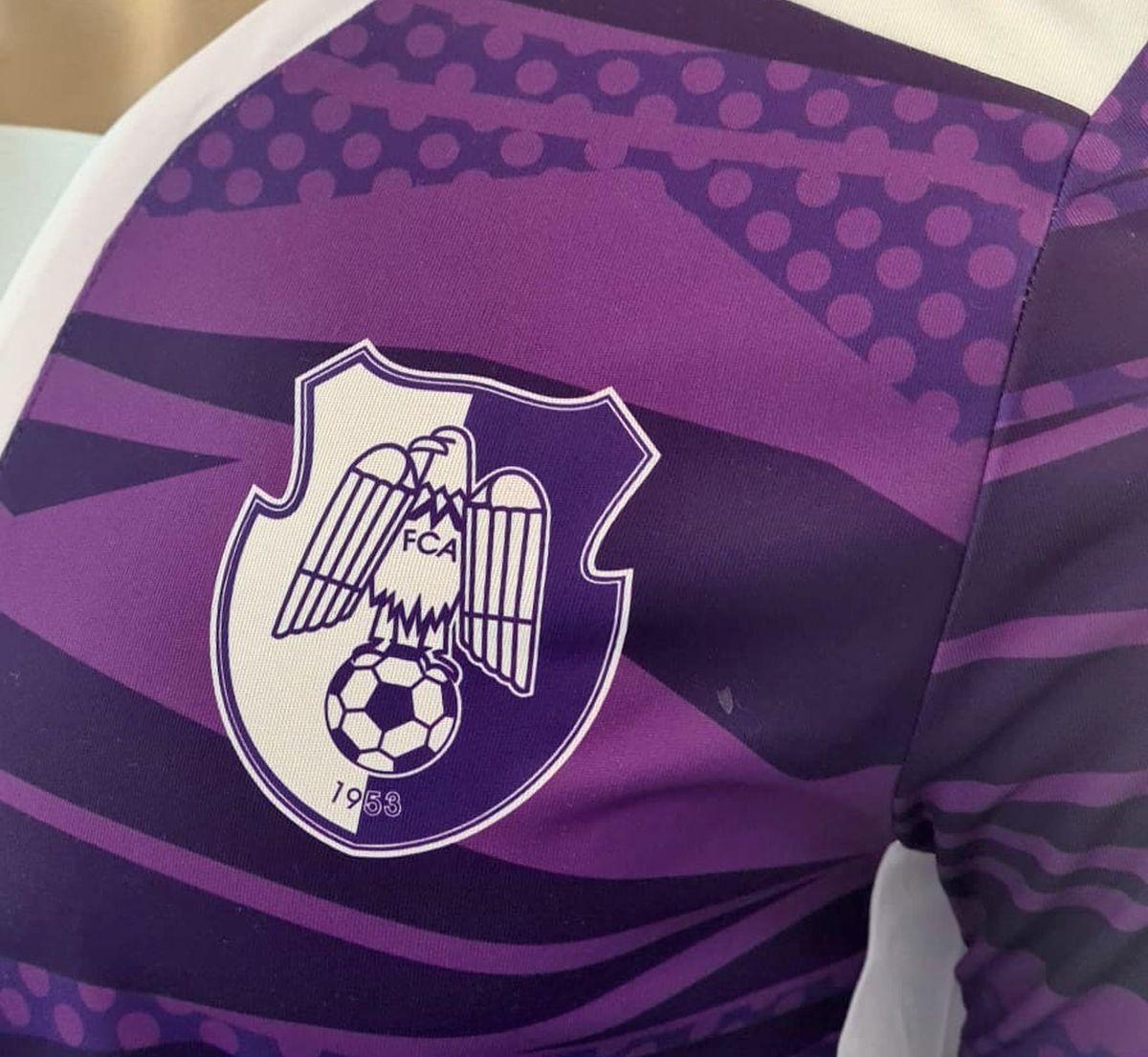 FC Argeș și-a prezentat noile echipamente » Cum arată noile tricouri ale „urmașilor din legenda lui Dobrin”