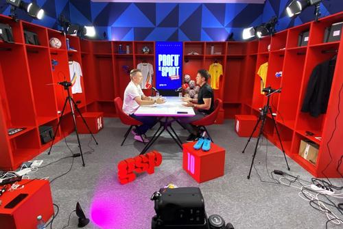 Studioul podcastului are aspectul unui vestiar
FOTO Remus Dinu