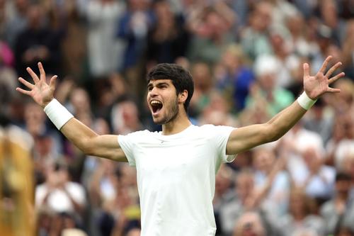 Spaniolul Carlos Alcaraz (20 de ani, numărul 1 ATP) l-a învins pe rusul Daniil Medvedev (27 de ani, locul 3 ATP), scor 6-3, 6-3, 6-3 și s-a calificat în finala Wimbledon 2023. Duminică îl va înfrunta pe Novak Djokovic.