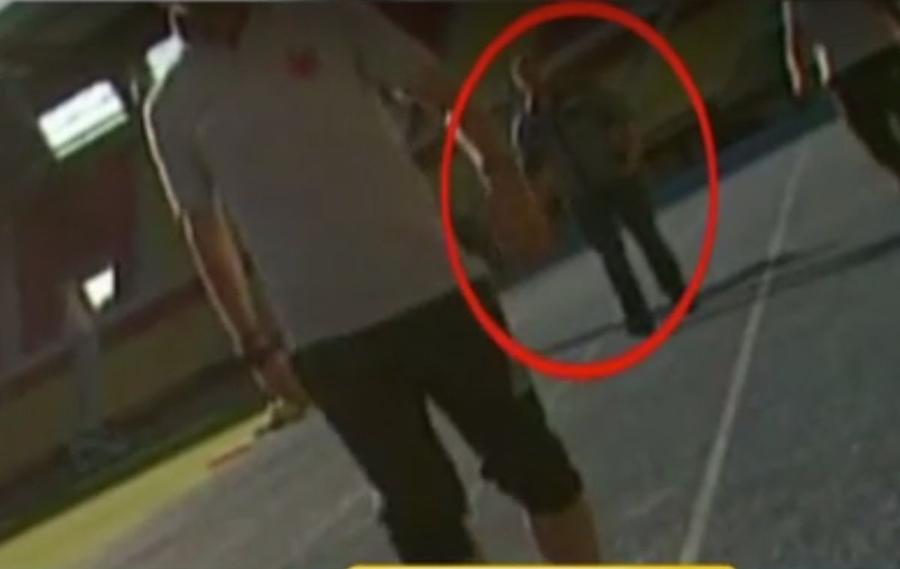 Iulian Ioniță, în spatele lui Mihai Stoica Cine e „Buze”, omul invocat de Mihai Stoica pentru a-i speria pe ultrașii Stelei » Personaj controversat din „lumea ascunsă” a Bucureștiului: „100 de kg de forță brută, de la bătăi, la recuperări silite”