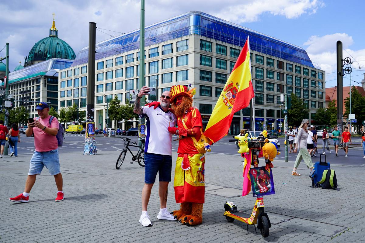Spectacol pe străzile Berlinului înainte de Spania - Anglia » Cum s-au distrat fanii înainte de finala de la Euro 2024