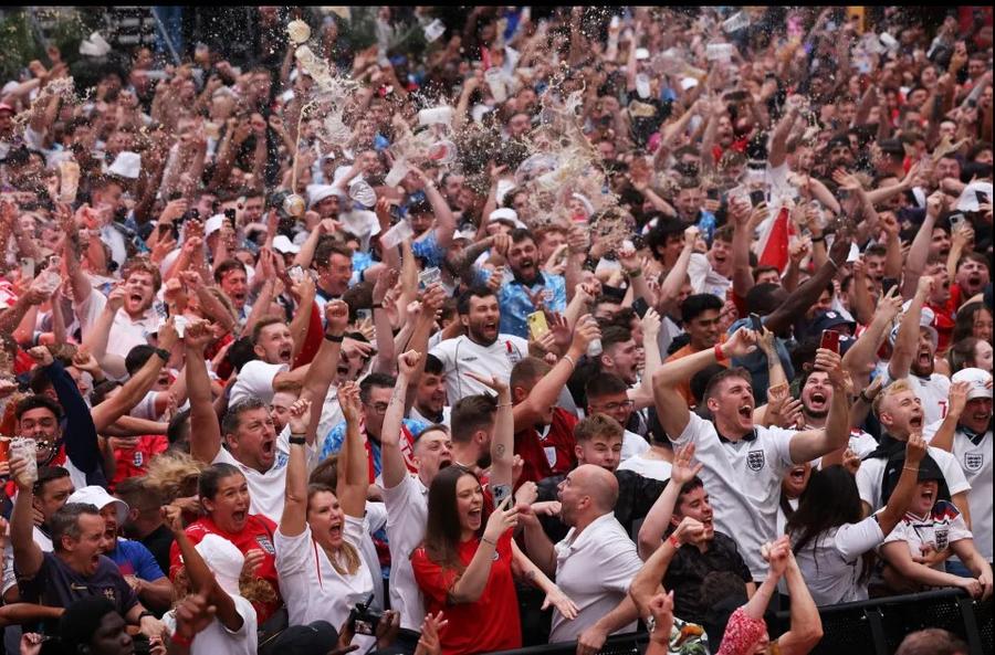 Fanii englezi sunt pregătiți să facă noapte albă dacă Anglia va obține primul titlu european / Foto: Imago Incredibil tun financiar dat de comercianți pe perioada Euro 2024! 150 de milioane de euro e rețeta financiară doar la consumul de bere și vin în ziua marii finale!