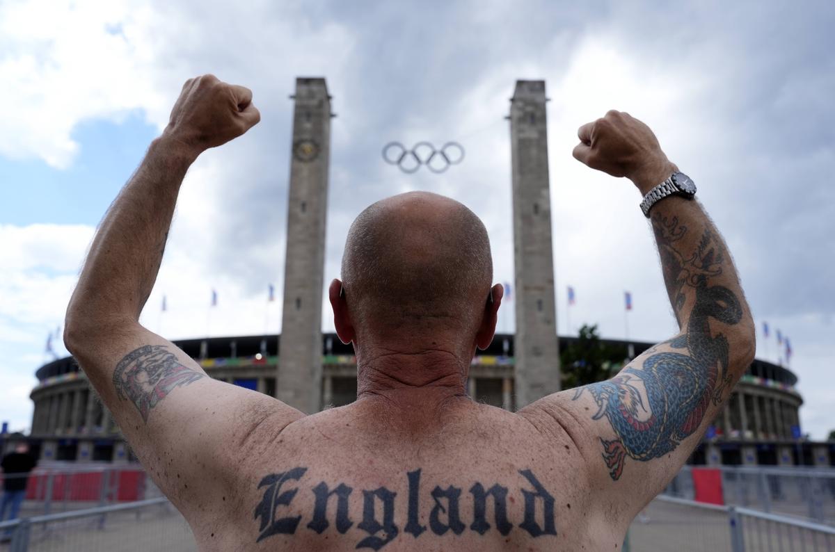 Spectacol pe străzile Berlinului înainte de Spania - Anglia