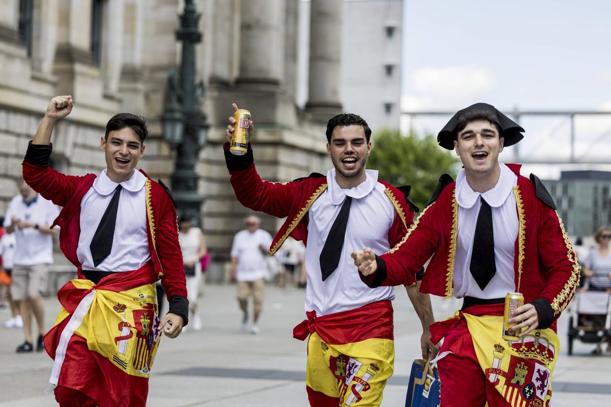 Spectacol pe străzile Berlinului înainte de Spania - Anglia » Cum s-au distrat fanii înainte de finala de la Euro 2024