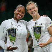 Townsend (stânga) și Siniakova (dreapta), campioanele la dublu feminin / FOTO: Wimbledon