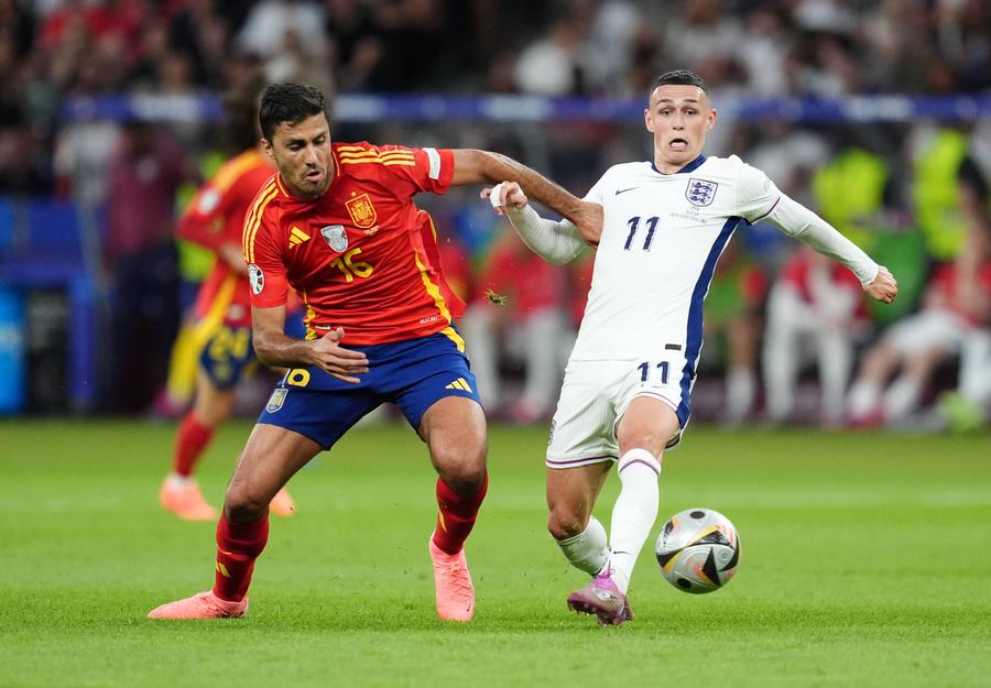 Rodri, în duel cu Foden în finala EURO 2024/ FOTO Imago Images Pierdere uriașă pentru Spania » A ieșit accidentat la pauza finalei cu Anglia, după contactul cu un coleg
