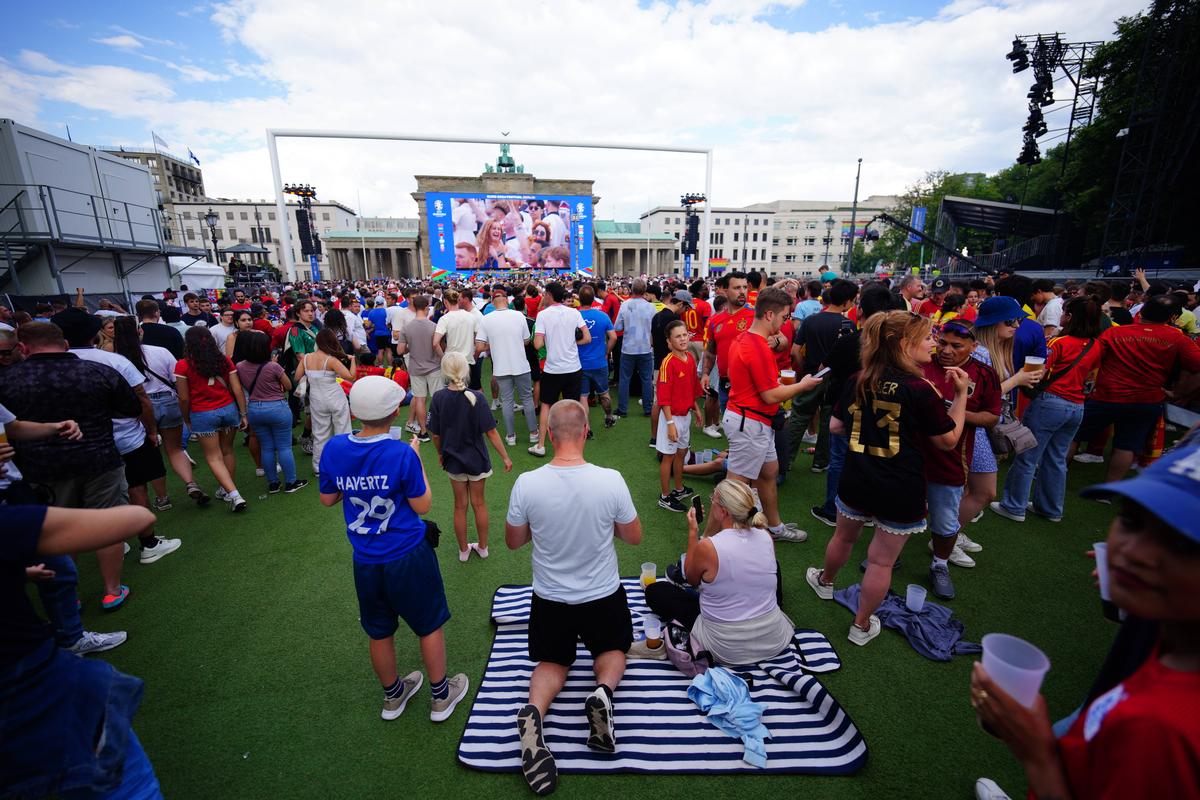 Spectacol pe străzile Berlinului înainte de Spania - Anglia » Cum s-au distrat fanii înainte de finala de la Euro 2024