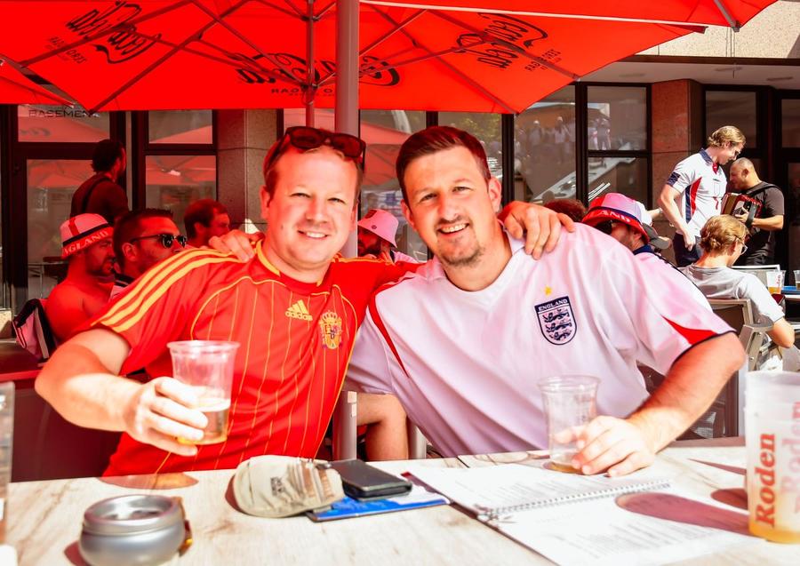Englezii și spaniolii au stat împreună înainte de finala de la Euro 2024 Spectacol pe străzile Berlinului înainte de Spania - Anglia » Cum s-au distrat fanii înainte de finala de la Euro 2024