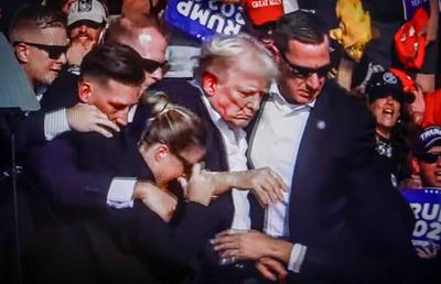 Donald Trump, cu sângele șiroind pe față, evacuat după o tentativă de asasinat » Trăgătorul se afla extraordinar de aproape: harta prezentată de BBC » Agenții fără reacție când un martor a văzut asasinul!