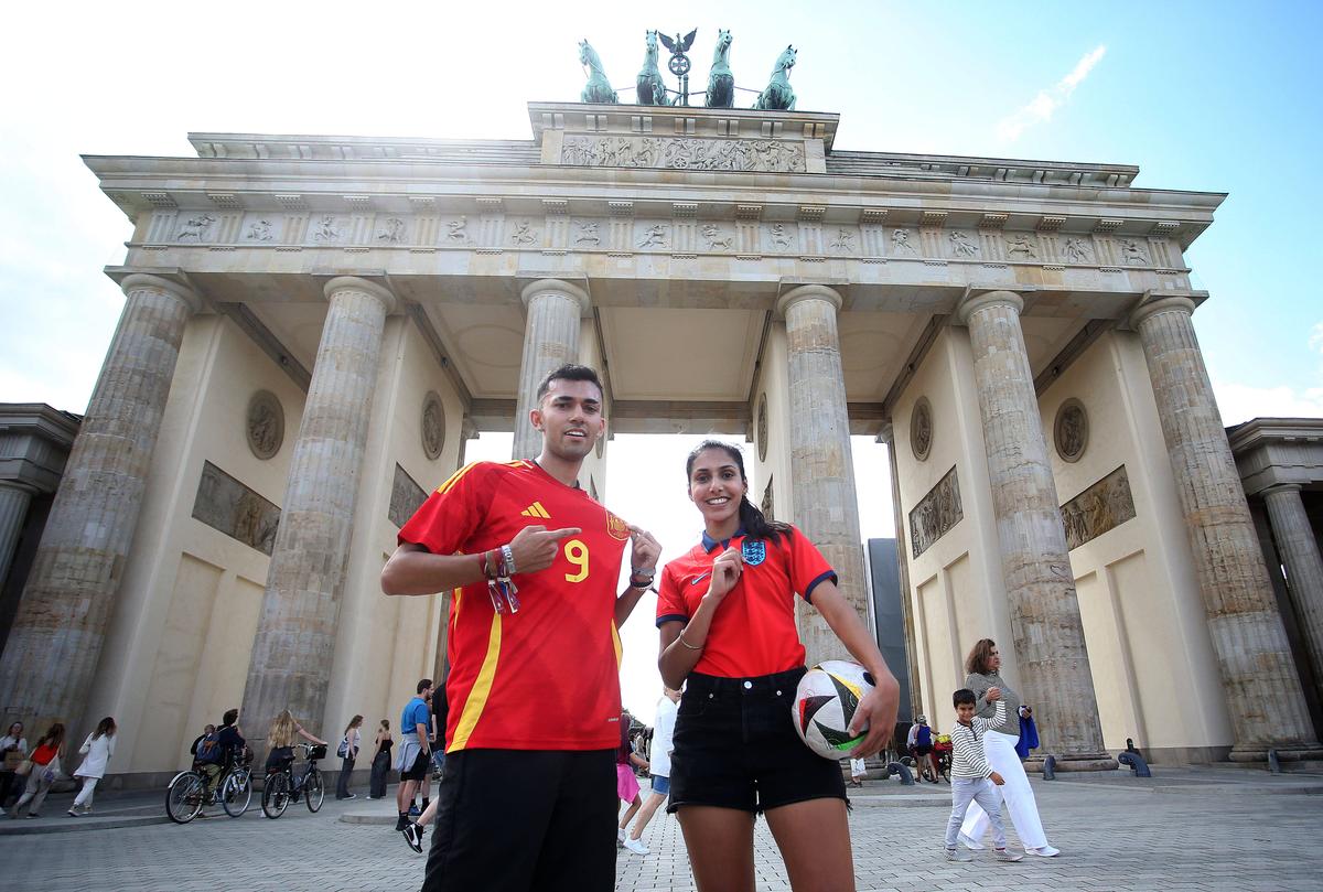 Spectacol pe străzile Berlinului înainte de Spania - Anglia