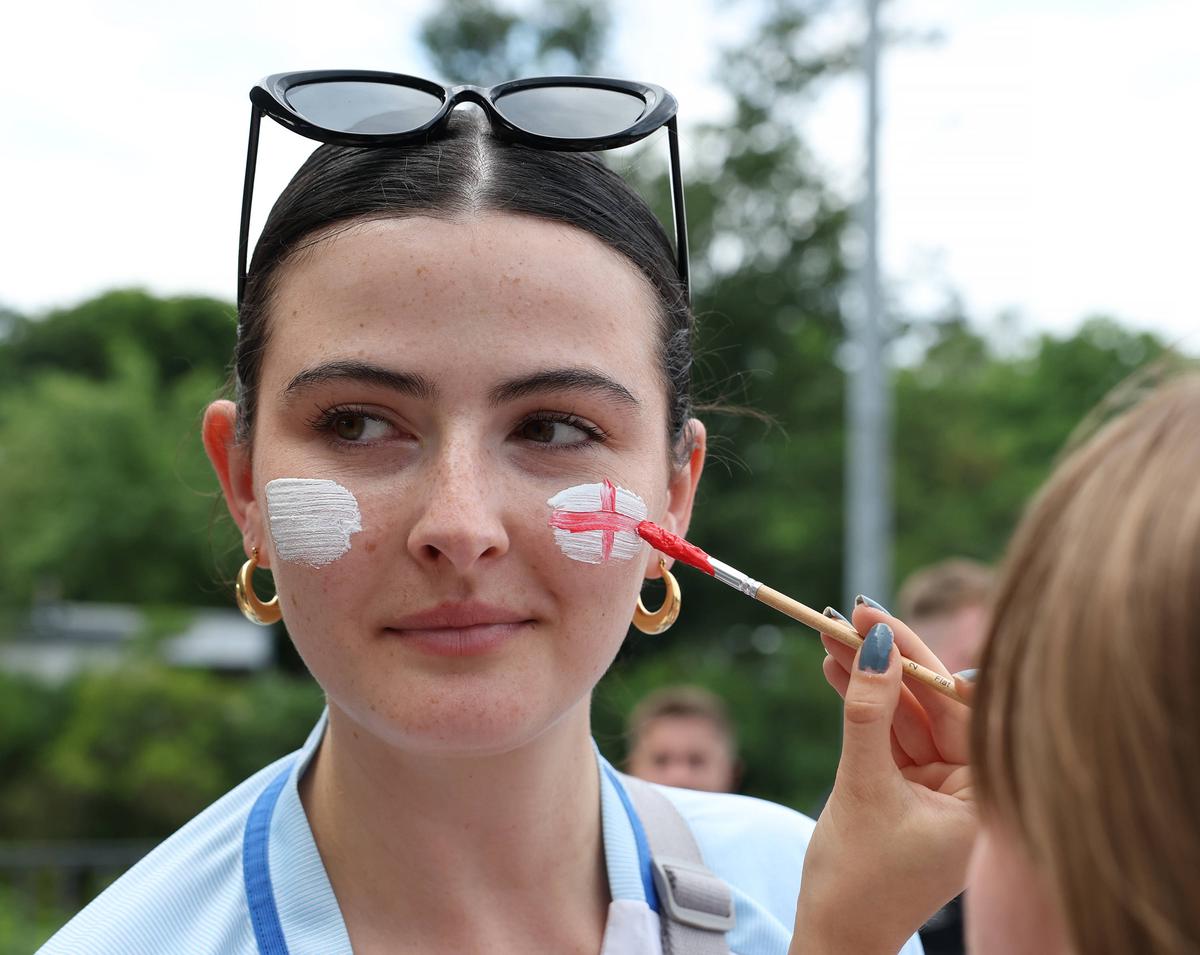 Spectacol pe străzile Berlinului înainte de Spania - Anglia