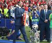 Giorgio Chiellini (39 de ani), căpitanul Italiei la Cmpionatul European din 2021, a fost cel care a dus trofeul pe gazon, înainte de startul finalei dintre Spania și Anglia.