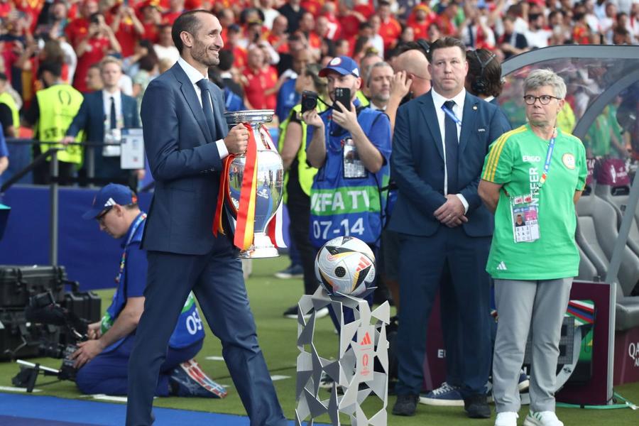 Giorgio Chiellini (39 de ani), căpitanul Italiei la Cmpionatul European din 2021, a fost cel care a dus trofeul pe gazon, înainte de startul finalei dintre Spania și Anglia. Revoluție la Juventus? » O revenire spectaculoasă la vârf. Un jucător retras poate fi numit director general!