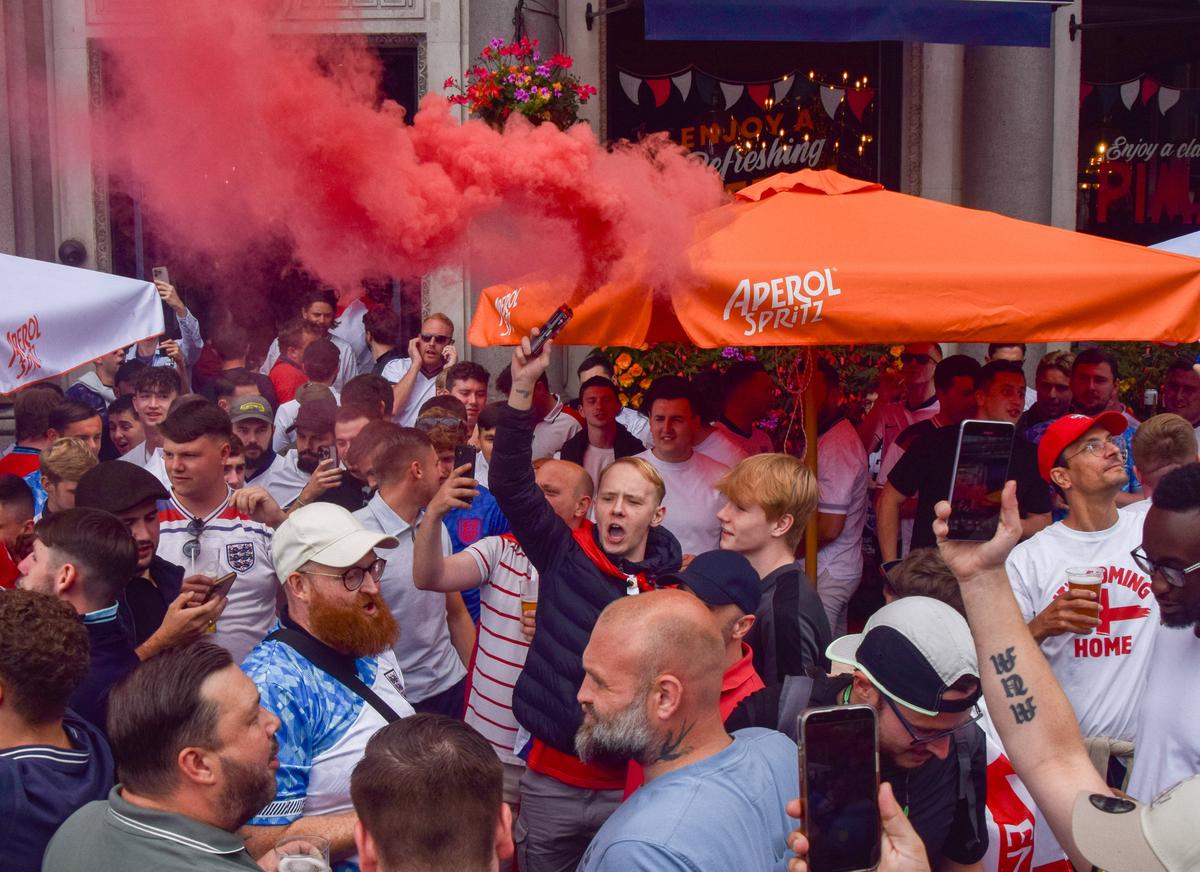 Spectacol pe străzile Berlinului înainte de Spania - Anglia
