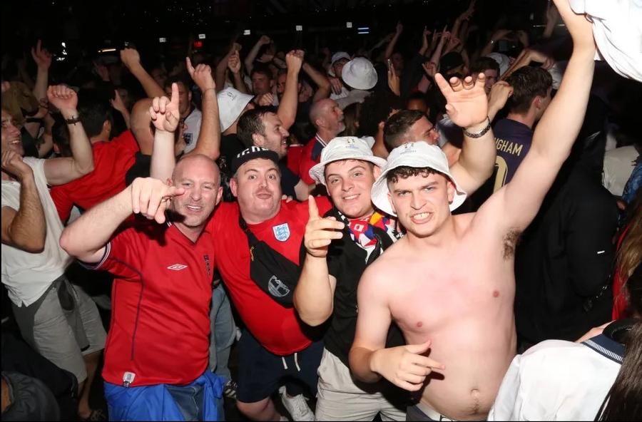Fanii englezi vor face să curgă râuri de bere, vin și șampanie în timpul finalei Spania - Anglia / Foto: Imago Incredibil tun financiar dat de comercianți pe perioada Euro 2024! 150 de milioane de euro e rețeta financiară doar la consumul de bere și vin în ziua marii finale!