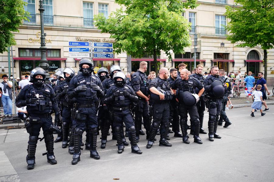 Forțele de ordine din Berlin, pregătite înainte de Spania - Anglia Spectacol pe străzile Berlinului înainte de Spania - Anglia » Cum s-au distrat fanii înainte de finala de la Euro 2024