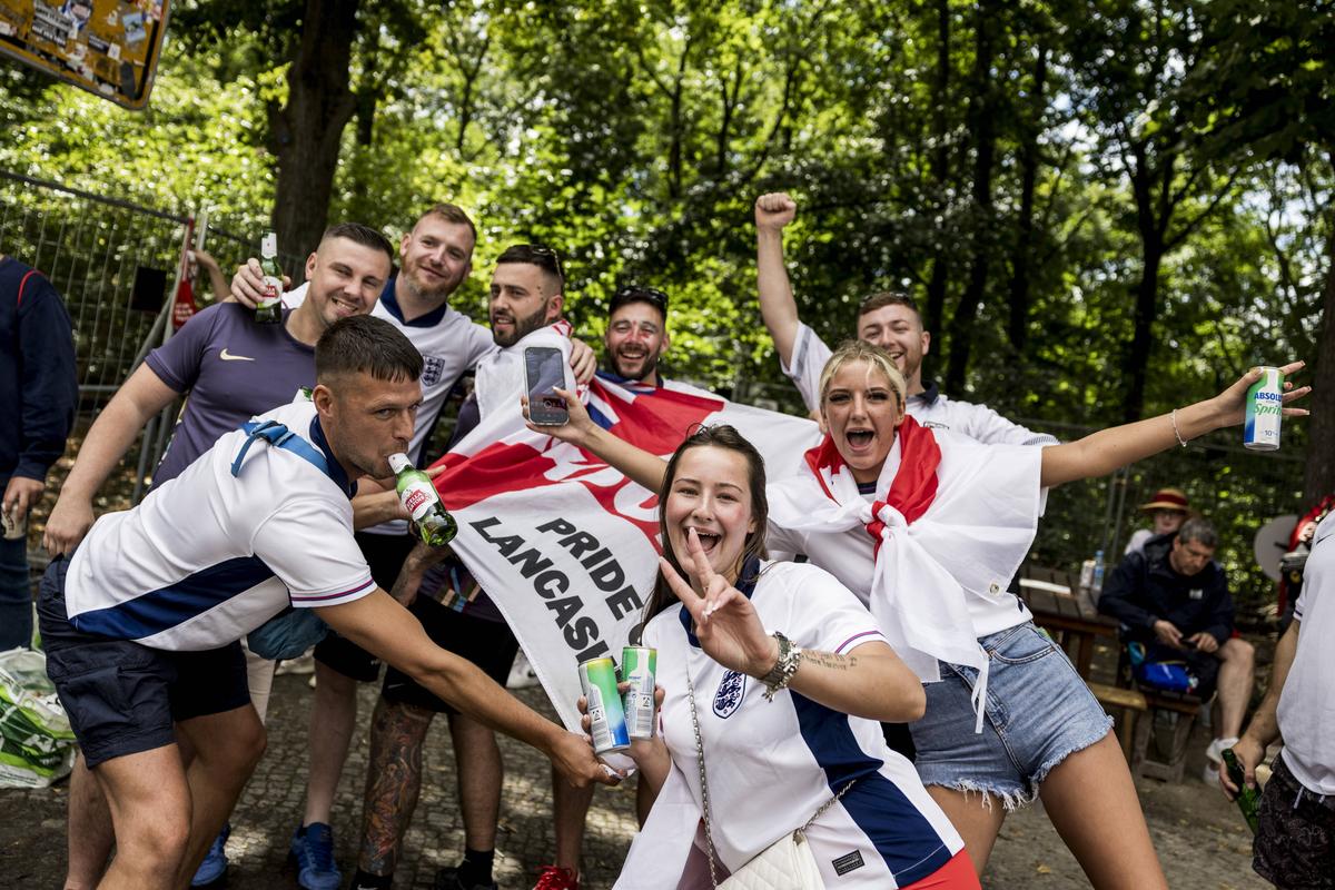 Spectacol pe străzile Berlinului înainte de Spania - Anglia