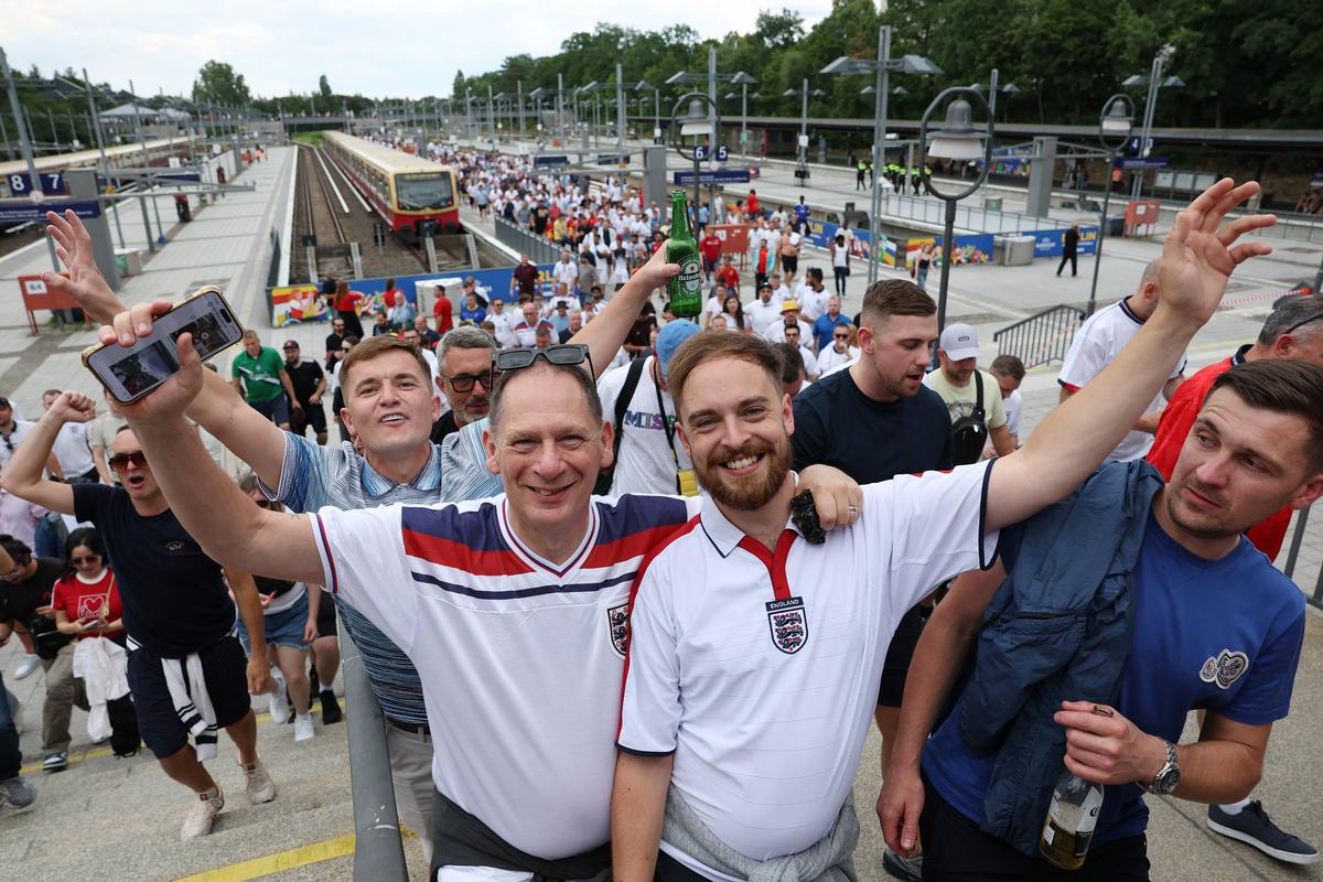 Spectacol pe străzile Berlinului înainte de Spania - Anglia » Cum s-au distrat fanii înainte de finala de la Euro 2024