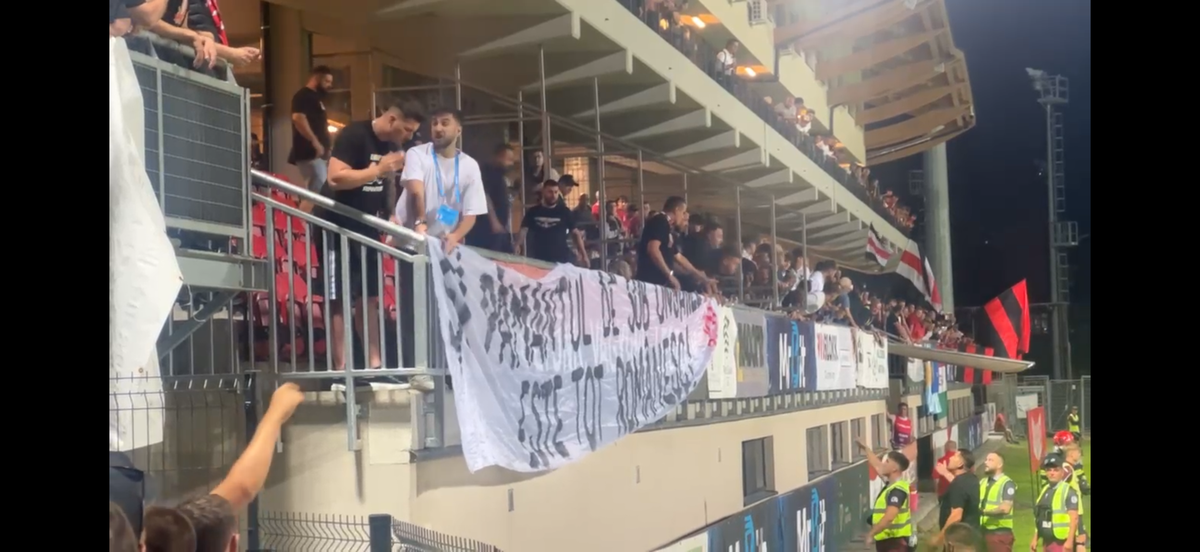 „Prima dată când pățim așa ceva” » A apărut dialogul purtat la porțile stadionului de șeful Jandarmeriei cu fanii lui Dinamo