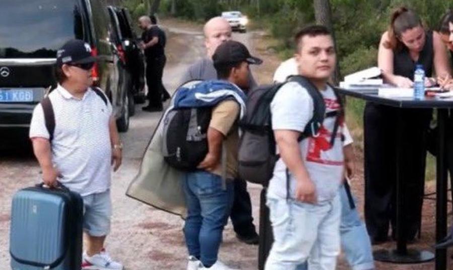 Persoanele cu nanins pe care Lamine Yamal le-a adus pentru distracția invitaților săi la aniversarea de majorat / Foto: X Scandal după petrecerea de majorat a lui Lamine Yamal » Starul Barcelonei, denunțat că a „batjocorit demnitatea persoanelor cu handicap”!