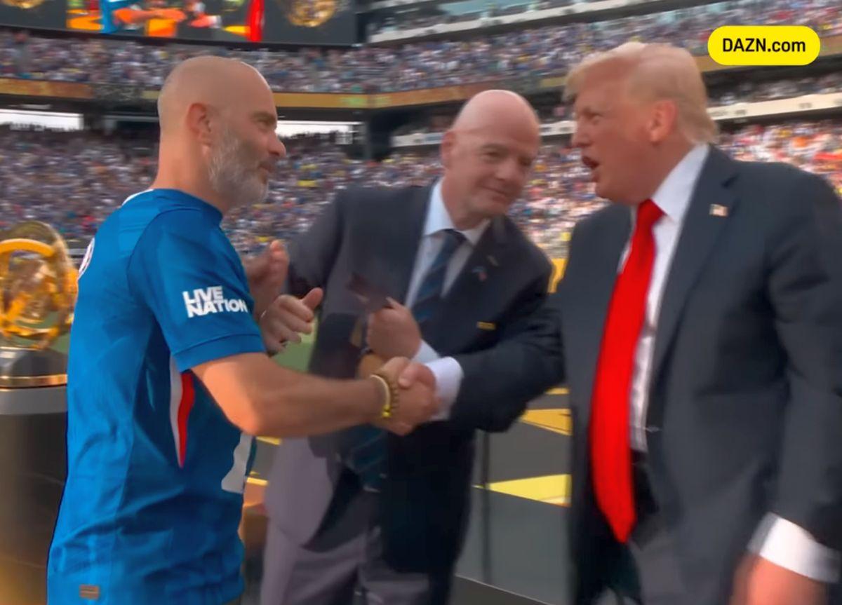 Chelsea a sărbătorit cu... Donald Trump! „Scene caraghioase” cu președintele american: blocat la ridicarea trofeului
