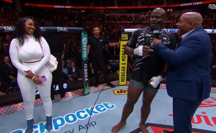 Derrick Lewis (40 de ani) l-a învins prin KO tehnic pe Tallison Teixeira (25 de ani) în main event-ul galei UFC din week-end. La final, americanul a făcut o glumă virală.