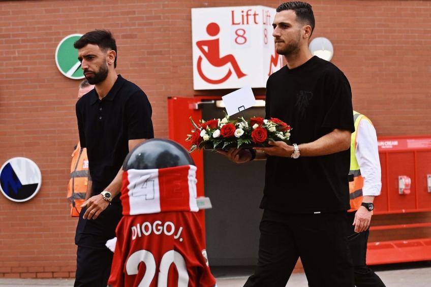 Ruben Amorim, Bruno Fernandes și Diogo Dalot i-au adus un ultim omagiu lui Diogo Jota pe „Anfield” / Foto: Liverpool
