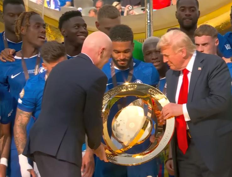 Donald Trump, la ceremonia de premiere a lui Chelsea