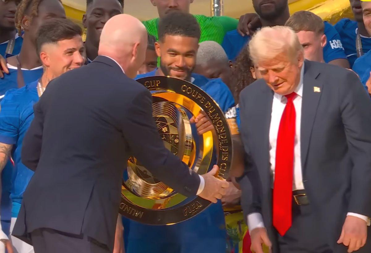 Chelsea a sărbătorit cu... Donald Trump! „Scene caraghioase” cu președintele american: blocat la ridicarea trofeului