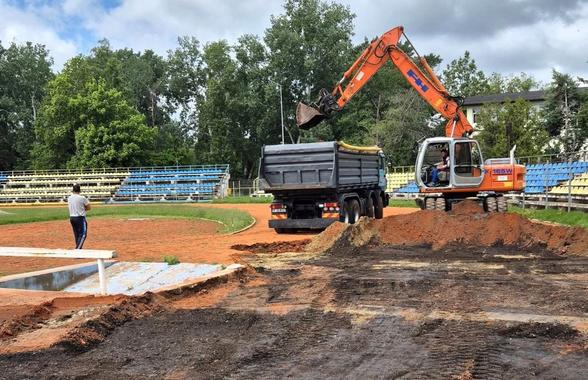 Au intrat excavatoarele pe stadionul echipei din Superligă » Imagini cu șantierul