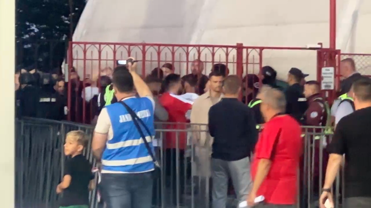 „Prima dată când pățim așa ceva” » A apărut dialogul purtat la porțile stadionului de șeful Jandarmeriei cu fanii lui Dinamo