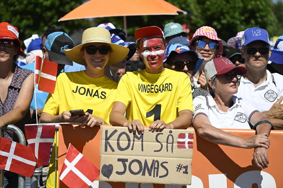 Fanii lui Jonas Vingegaard, pe marginea traseului, foto: Imago Alex Ciocan analizează prima fază din Turul Franței 2025: „Visma are o tactică ciudată, dar doar așa-l poate doborî pe Tadej Pogacar!”