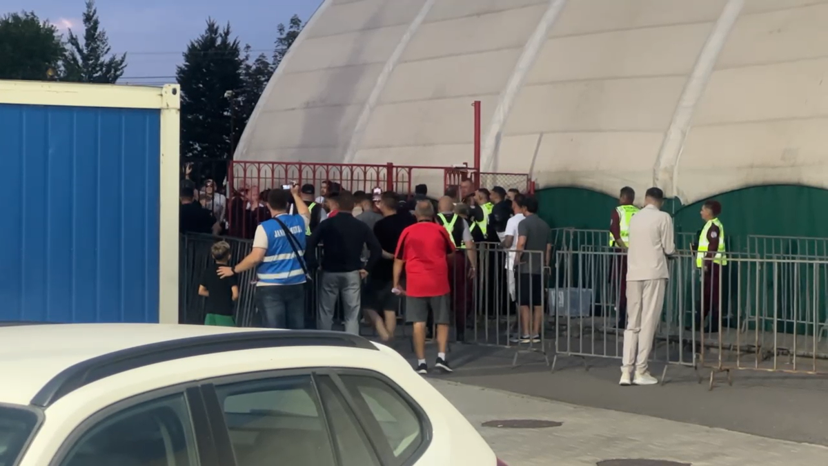 „Prima dată când pățim așa ceva” » A apărut dialogul purtat la porțile stadionului de șeful Jandarmeriei cu fanii lui Dinamo